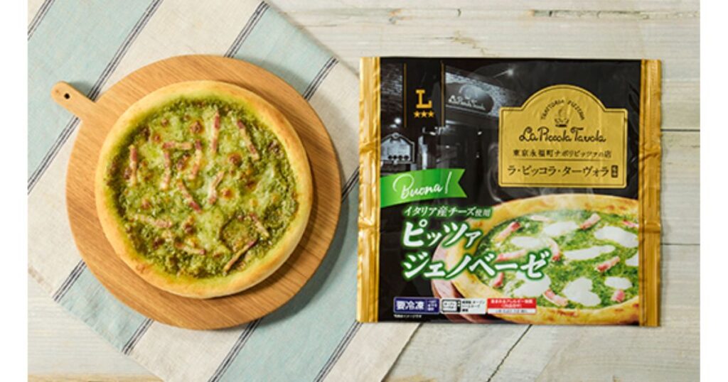 ファミリーマート「ラ・ピッコラ・ターヴォラ監修 ピッツァジェノベーゼ」のパッケージと、木製のボードに盛り付けられた出来上がりのピザ