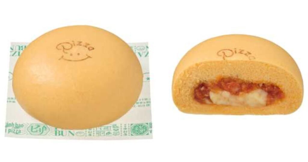 ピザまんの外観と、半分に割って中のトマトソースとチーズが見えている断面の画像