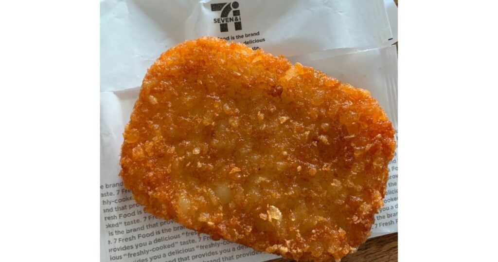 包み紙に乗せられたセブンイレブンのサクサクな「ハッシュポテト」