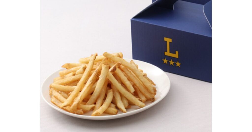 お皿に山盛りにされたローソンの大容量「フライドポテトBOX」と専用の青い箱