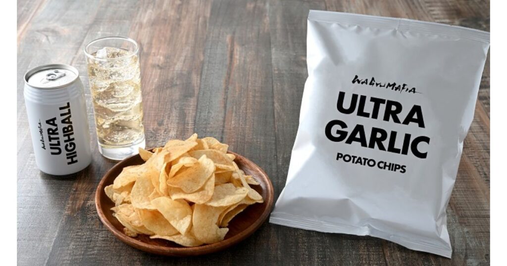 お皿に盛られたWAGYUMAFIA監修「ULTRA GARLIC」ポテトチップスとウルトラハイボール