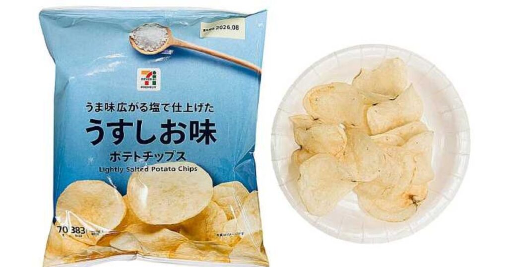セブンプレミアムの「うま味広がる塩で仕上げた うすしお味 ポテトチップス」のパッケージとお皿に盛られた中身