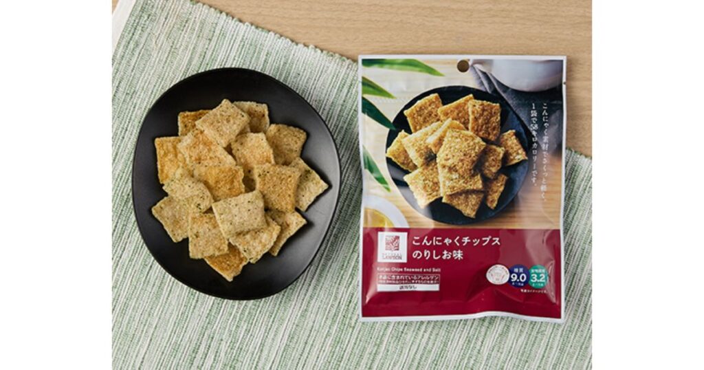 ナチュラルローソンの「こんにゃくチップス のりしお味」パッケージとお皿に並んだ四角いチップス