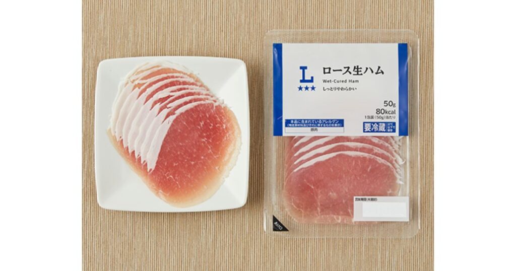 ローソン「ロース生ハム」のパッケージと、白い四角いお皿に綺麗に盛り付けられたスライス生ハム