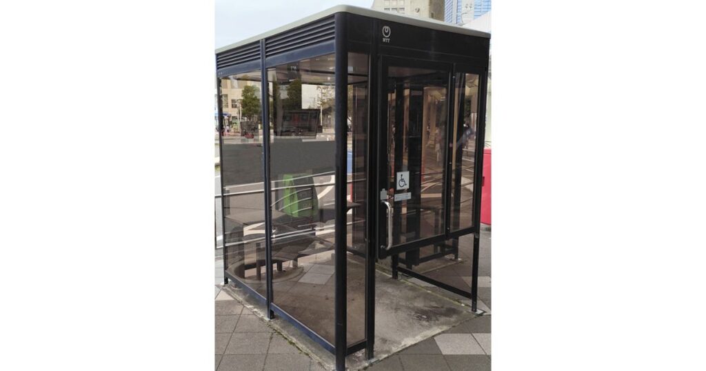 車椅子でもスムーズに利用しやすいよう、スペースが広く段差のないガラス張りの公衆電話ボックス