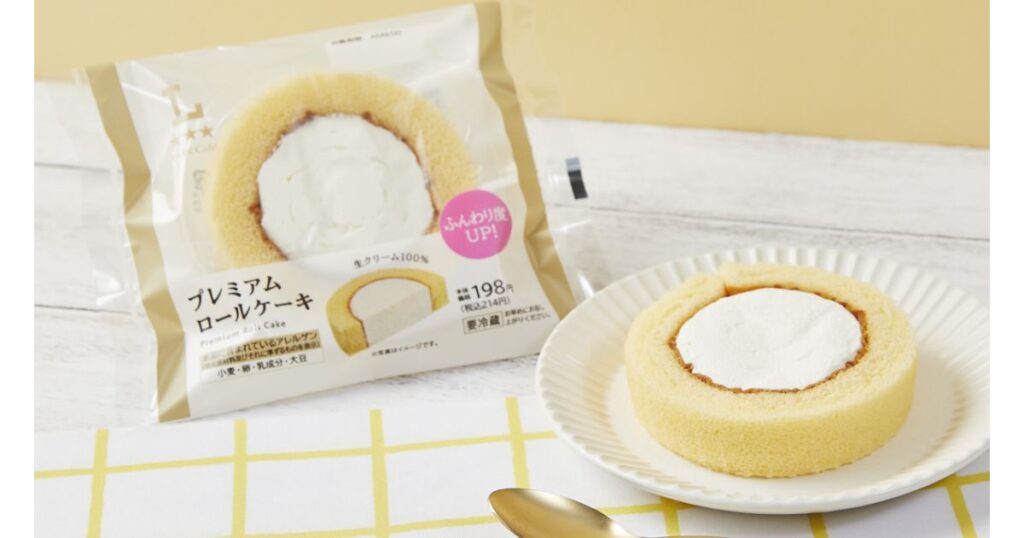 お皿に盛り付けられたローソンの「プレミアムロールケーキ」とそのパッケージ