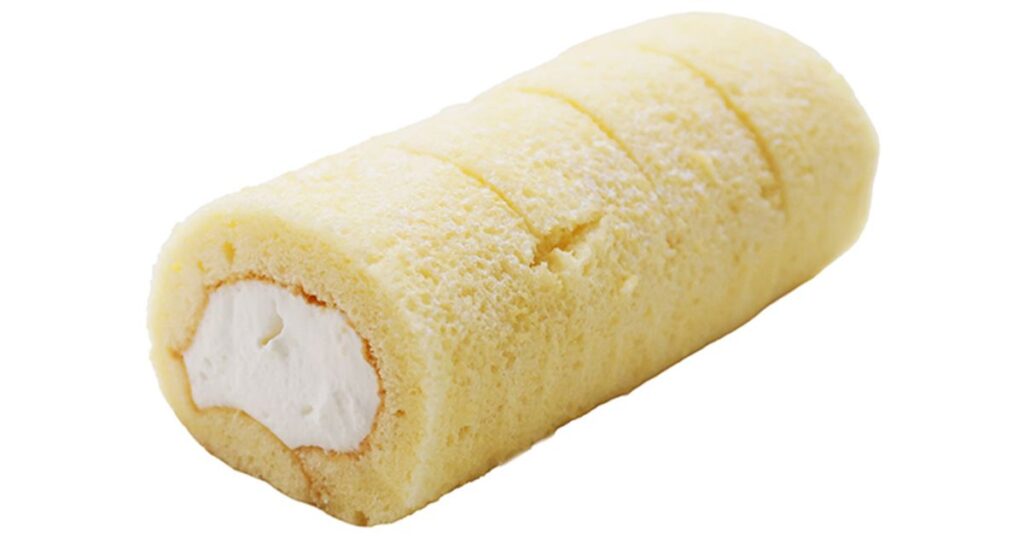 たっぷりの白い生クリームが巻かれた、ふんわりとした生地のロールケーキ