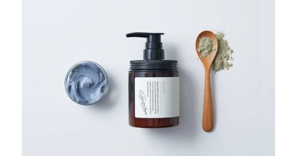 cocone(ココネ)のクレイクリームシャンプーと、スプーンに乗ったクレイパウダー