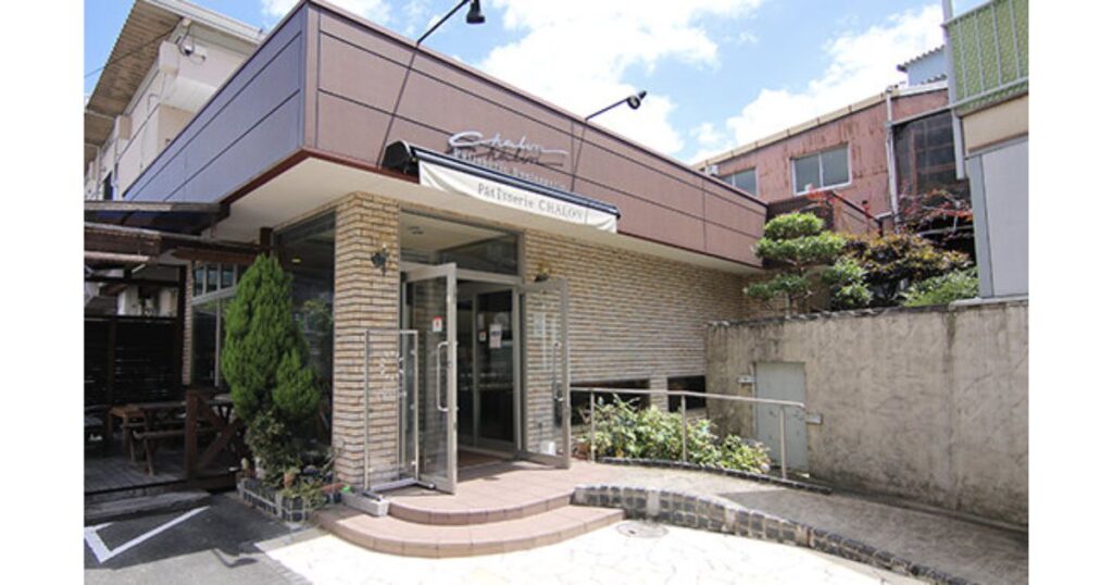 岡山県高梁市に位置する、地元で愛される洋菓子店「パティスリー シャロン」のモダンなレンガ造りの外観