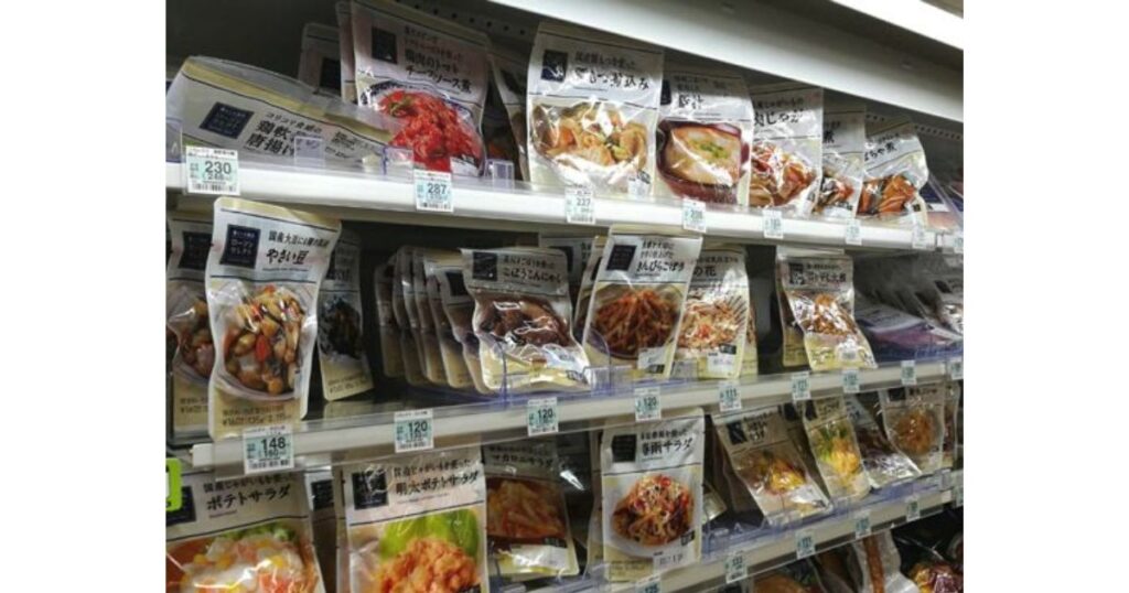 健康的な食事管理に役立つ、コンビニのチルド棚に並んだ種類豊富な小分けパックの和惣菜