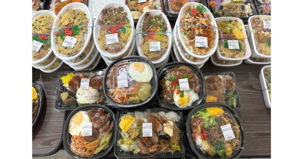 コンビニ シャロンなどで提供されている、ボリューム満点で美味しそうな手作り弁当の盛り合わせ