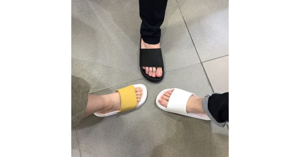 ファミリーマートのサンダル（黒・黄色・白）を実際に履いている3人の足元の様子