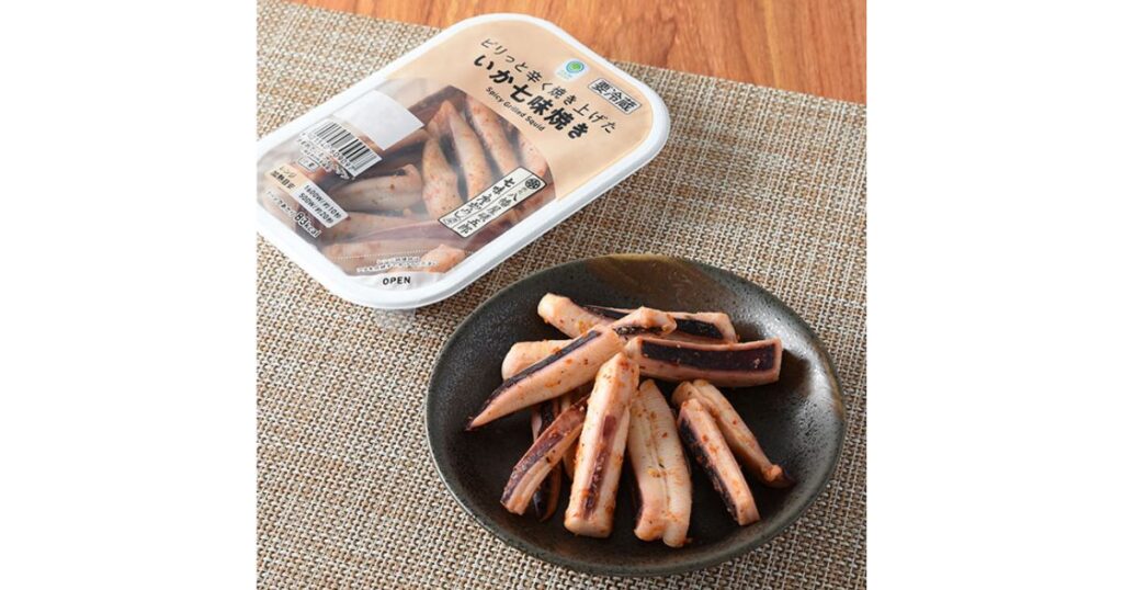 ファミリーマート「ピリッと辛く焼き上げた いか七味焼き」の商品パッケージとお皿に盛り付けられた画像
