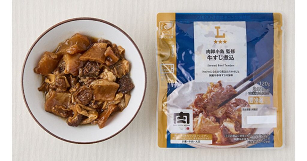 ローソン「肉卸小島監修 牛すじ煮込」の商品パッケージと器に盛り付けられた画像