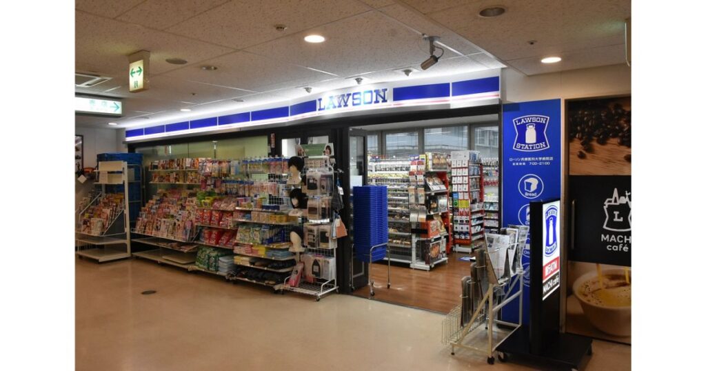 入り口のドアがなく段差もないため、ベビーカーや車椅子でもスムーズに入店できる病院内併設のローソン店舗