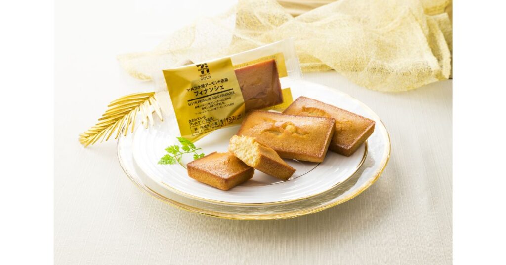 セブンプレミアムゴールド「マルコナ種アーモンド使用 フィナンシェ」。白いお皿の上に並べられた美味しそうな焼き菓子とパッケージ