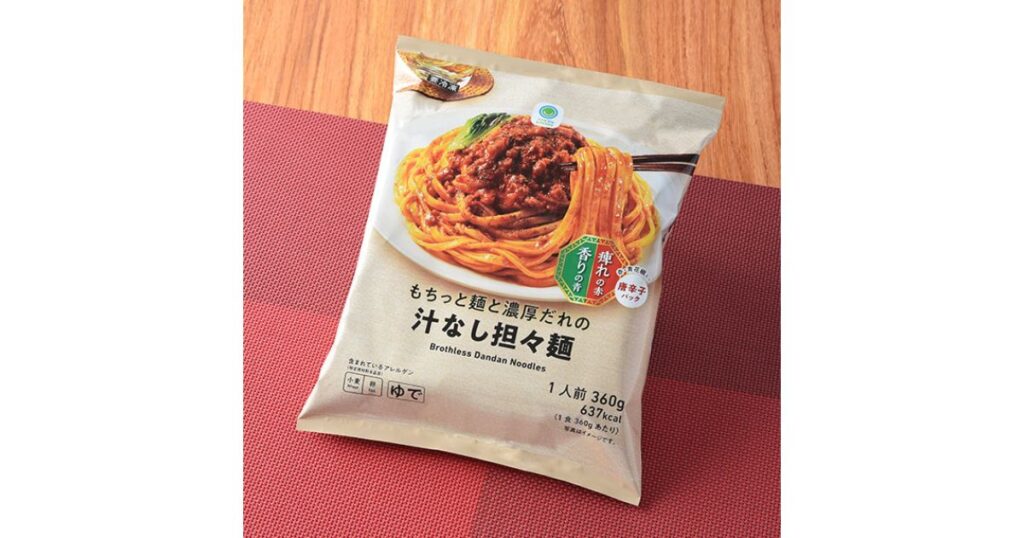 ファミリーマートのもちっと麺と濃厚だれの汁なし担々麺のパッケージと調理例