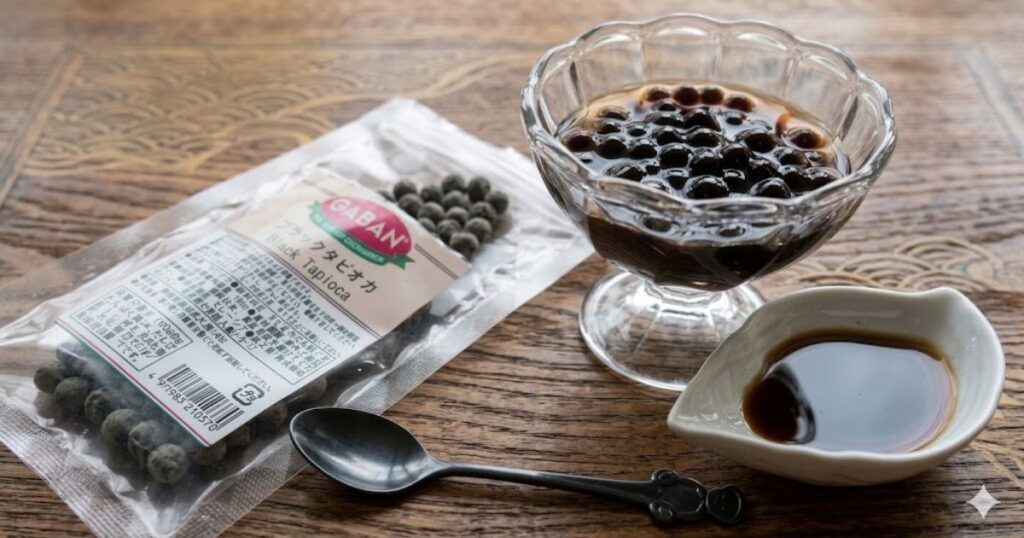 ギャバンの乾燥ブラックタピオカのパッケージと、水戻ししてガラス食器に盛り付けられたタピオカ