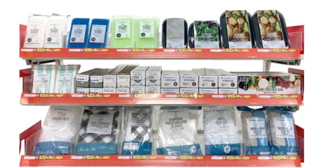 スポンジや保存袋などが並ぶ、コンビニの日用品・消耗品の陳列棚