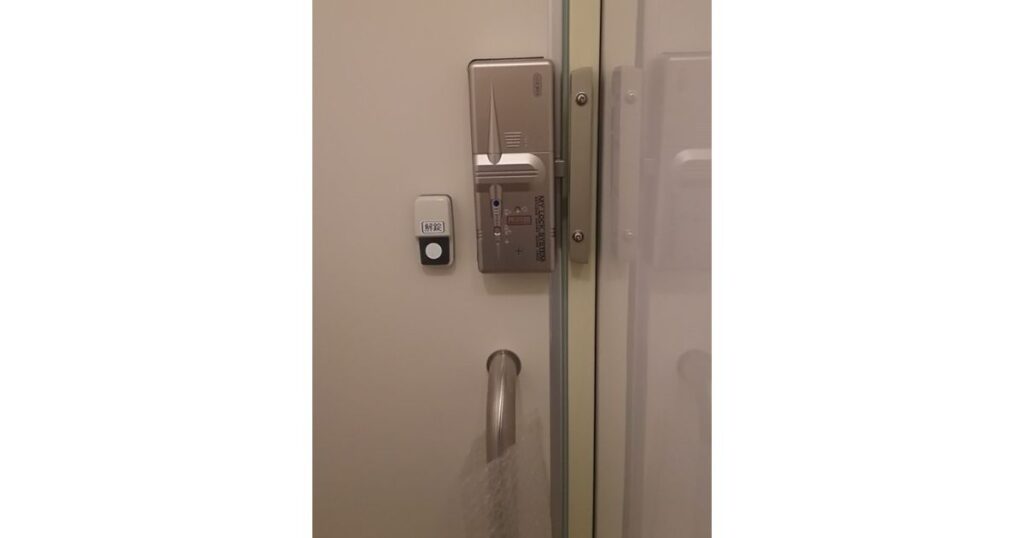 トイレの無断利用を防ぐドアに設置された電子錠（スマートロック）