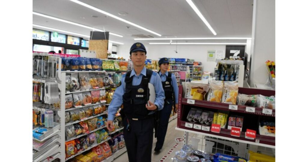 セブンイレブンの店内を巡回している警察官