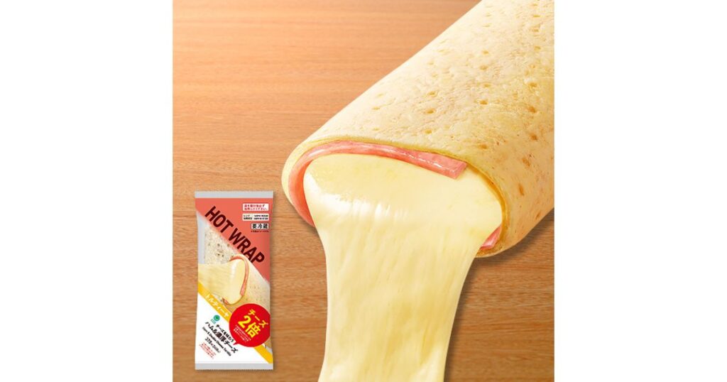 ファミリーマートの「HOT WRAP ハム＆濃厚チーズ」のパッケージと、とろけるチーズがたっぷり詰まった商品のクローズアップ写真。