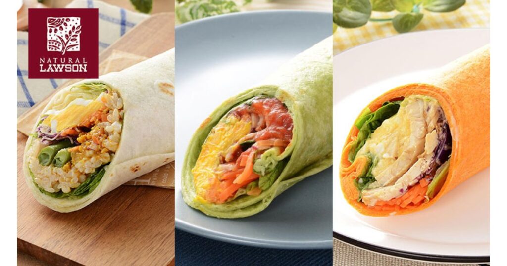 ナチュラルローソンのロゴが入った、サラダチキン、野菜、海老などがたっぷりと巻かれた、カラフルでヘルシーな3種類の野菜トルティーヤの盛り合わせ。