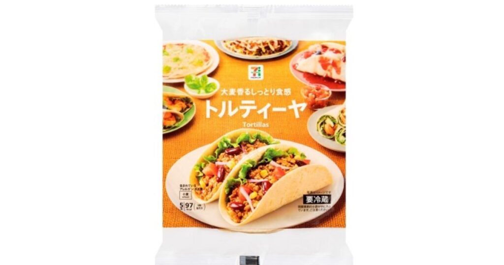 セブン-イレブンの冷凍食品「大麦香るしっとり食感 トルティーヤ」のパッケージ写真。具材を挟んだ調理例が掲載されている。