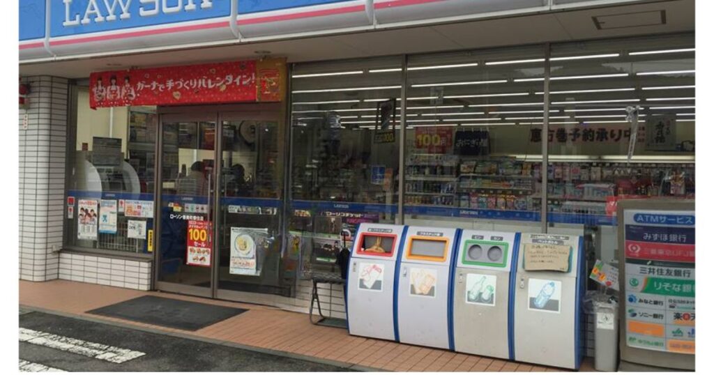 ローソンの店舗入り口付近の屋外に並んで設置されている分別用ゴミ箱の様子