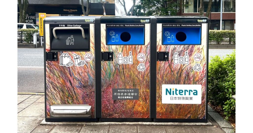 原宿の街頭に設置されている、IoT技術を活用したスマートゴミ箱「SmaGO（スマゴ）」の写真