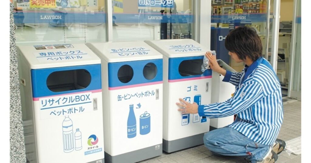 ローソンの店員が店頭に設置されたゴミ箱やペットボトルリサイクルボックスの清掃・管理をしている様子