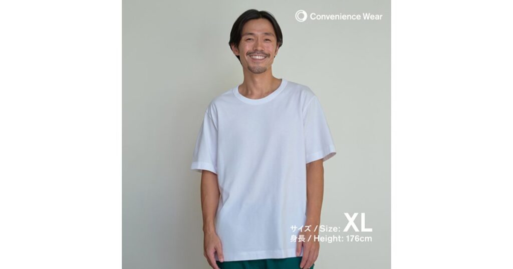 ファミリーマートの白いアウターTシャツ（XLサイズ）を着用した身長176cmの男性モデル