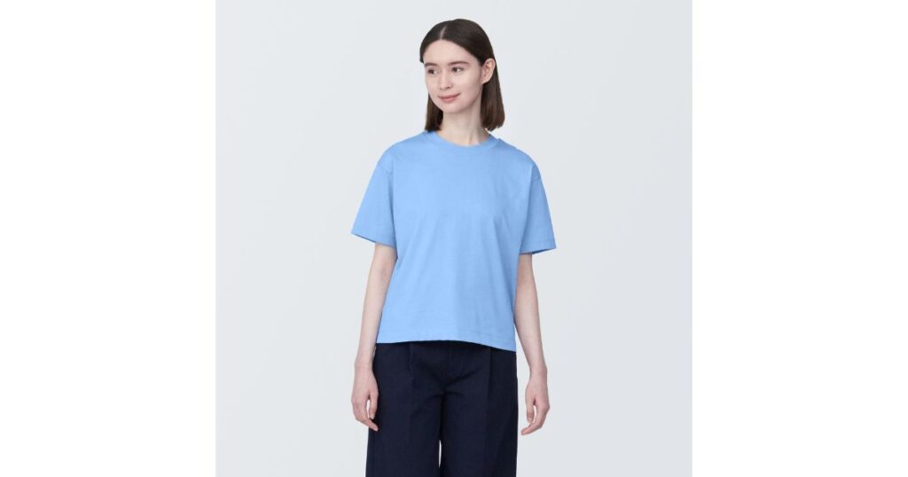 シンプルな水色の半袖Tシャツを着用した女性モデル