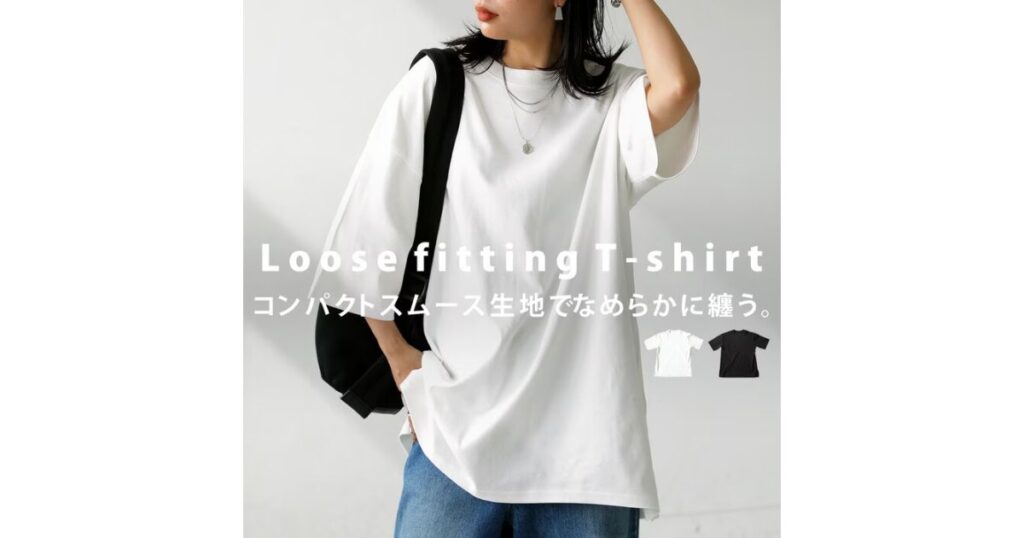 ゆったりとしたシルエットの白いオーバーサイズTシャツを着用した女性