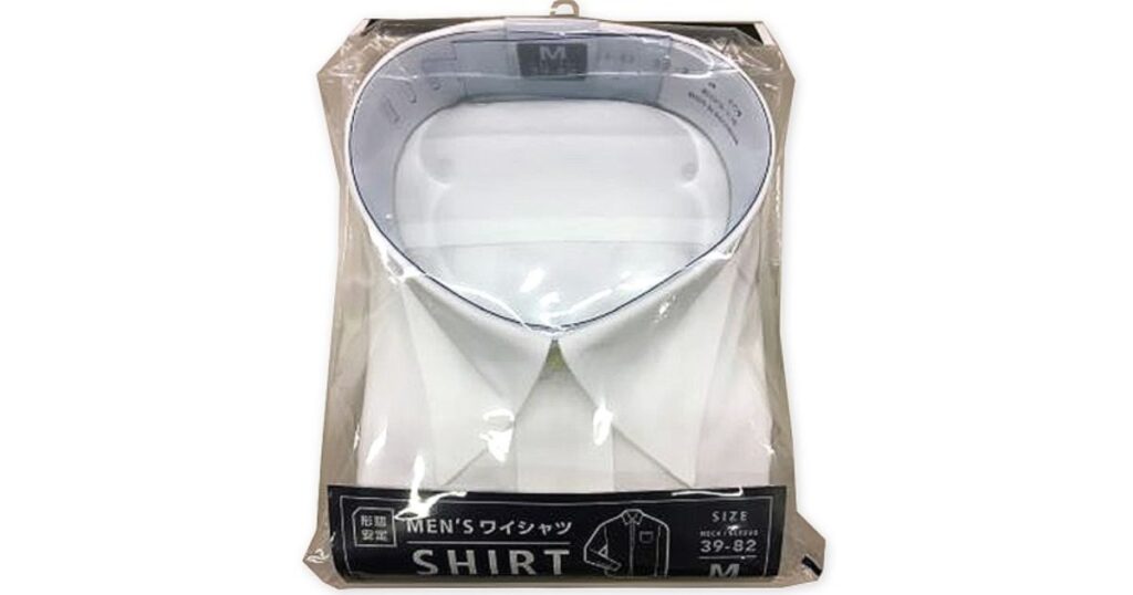 コンビニで販売されている形態安定加工のメンズ白ワイシャツ（Mサイズ）のパッケージ