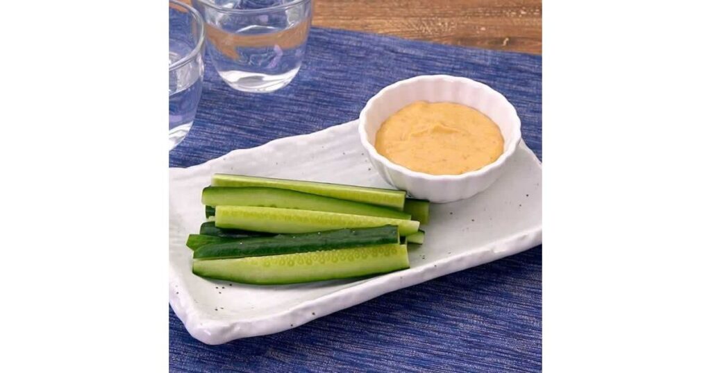 白い長方形のお皿に盛り付けられたきゅうりのスティックと、小鉢に入った味噌マヨネーズ風のディップソース