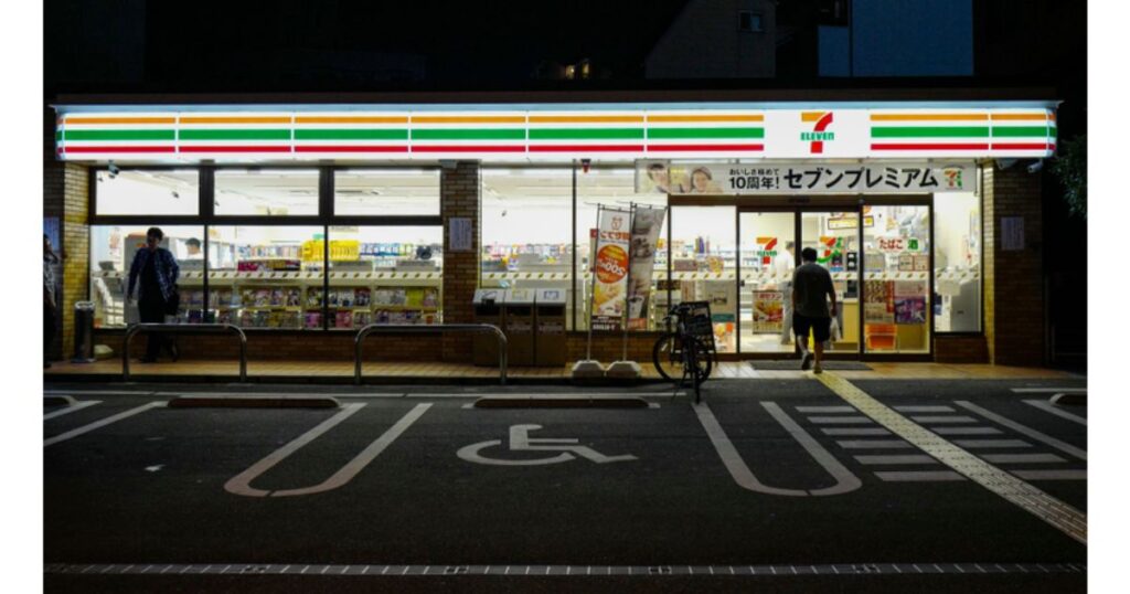夜間でも明るい照明が点灯し、防犯拠点にもなるコンビニエンスストアの外観写真