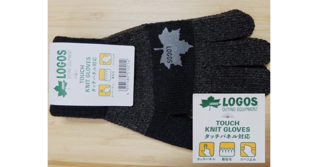タッチパネル対応の黒いロゴスニット手袋のパッケージ画像。
