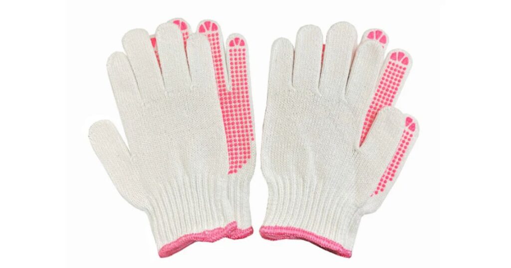 ピンクの滑り止めが付いた白い子供用軍手1双。
