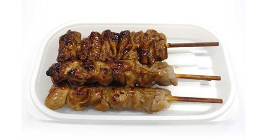 白いトレイの上に並べられた、タレがたっぷりと絡んだ3本の焼鳥串。