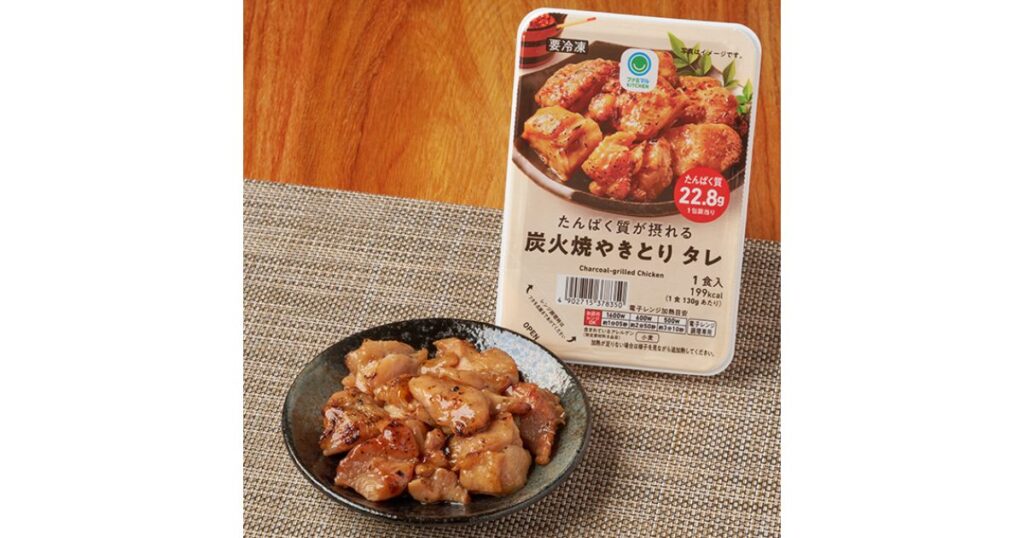 ファミリーマートの冷凍食品「たんぱく質が摂れる 炭火焼やきとり タレ」のパッケージと、黒いお皿に盛り付けられた調理済みの焼鳥。