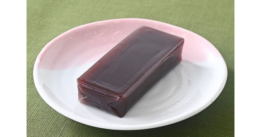 ピンクと白の小皿に上品に盛り付けられた一口サイズの煉羊羹