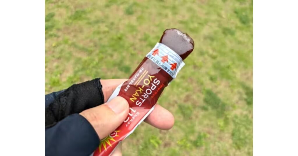 屋外で運動中に片手で押し出して手軽にエネルギー補給ができるスポーツようかん