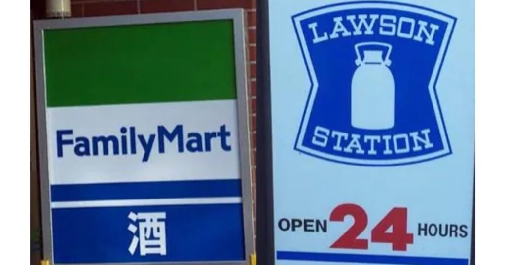「ファミリーマートの『酒』取り扱いを示す看板と、ローソンの『OPEN 24 HOURS』と書かれた看板が並んでいる写真。」