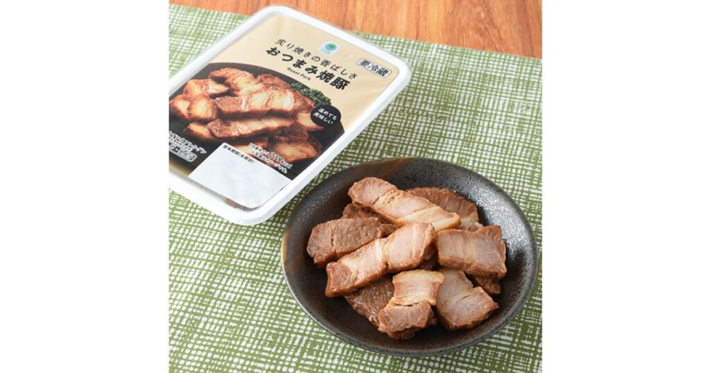ファミリーマート「炙り焼きの香ばしさ おつまみ焼豚」のパッケージと、黒い丸皿に盛り付けられた焼豚の写真。