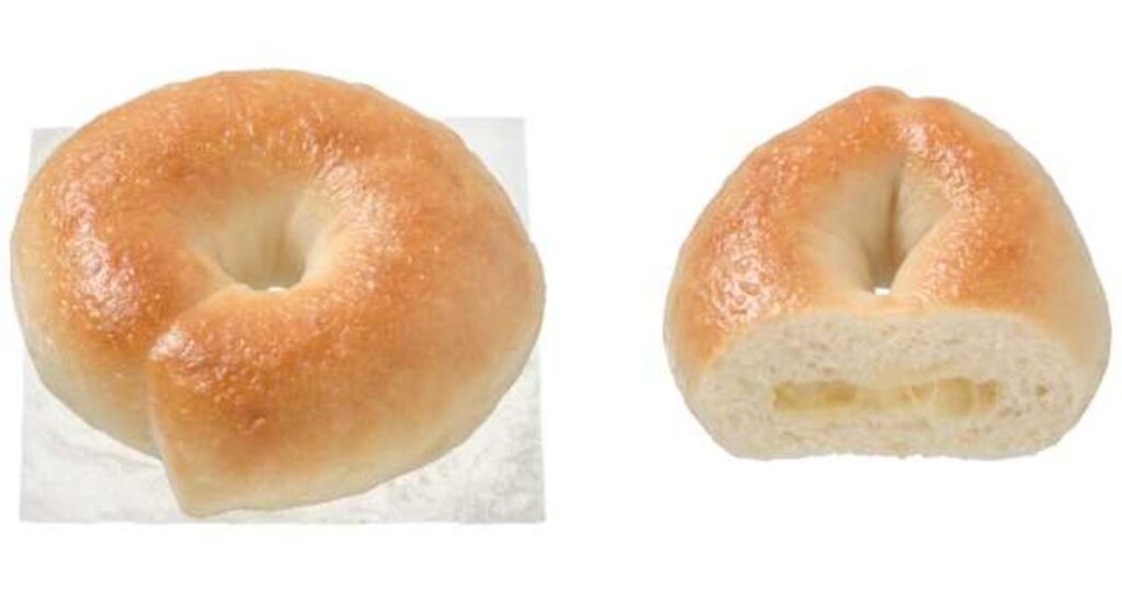 もっちり食感のチーズベーグルの全体像と、中にチーズが詰まった断面のアップ
