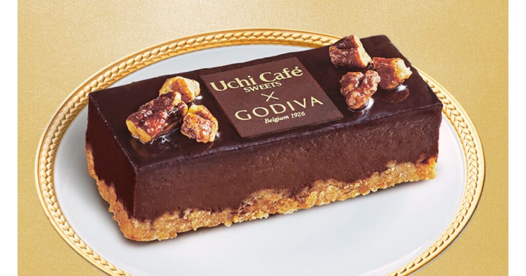 クルミがトッピングされた、ローソン「Uchi Café×GODIVA」コラボの長方形チョコレートケーキ