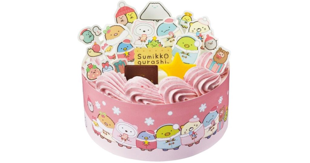 キャラクターのピックがたくさん飾られた「すみっコぐらし」のピンク色のデコレーションケーキ