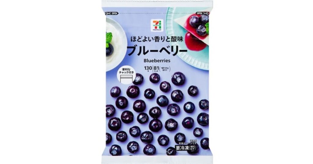 セブンプレミアムの「ほどよい香りと酸味 ブルーベリー」の冷凍パッケージ。130g入りで81kcal。パッケージには新鮮なブルーベリーの実と、ブルーベリーソースがかかったデザートの画像が描かれている。