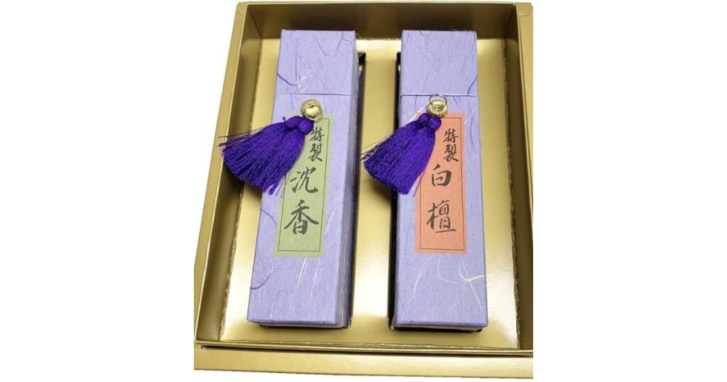 紫色の和紙風の箱に収められ、紫の房が添えられた「特製 沈香」と「特製 白檀」のお線香ギフトセット。